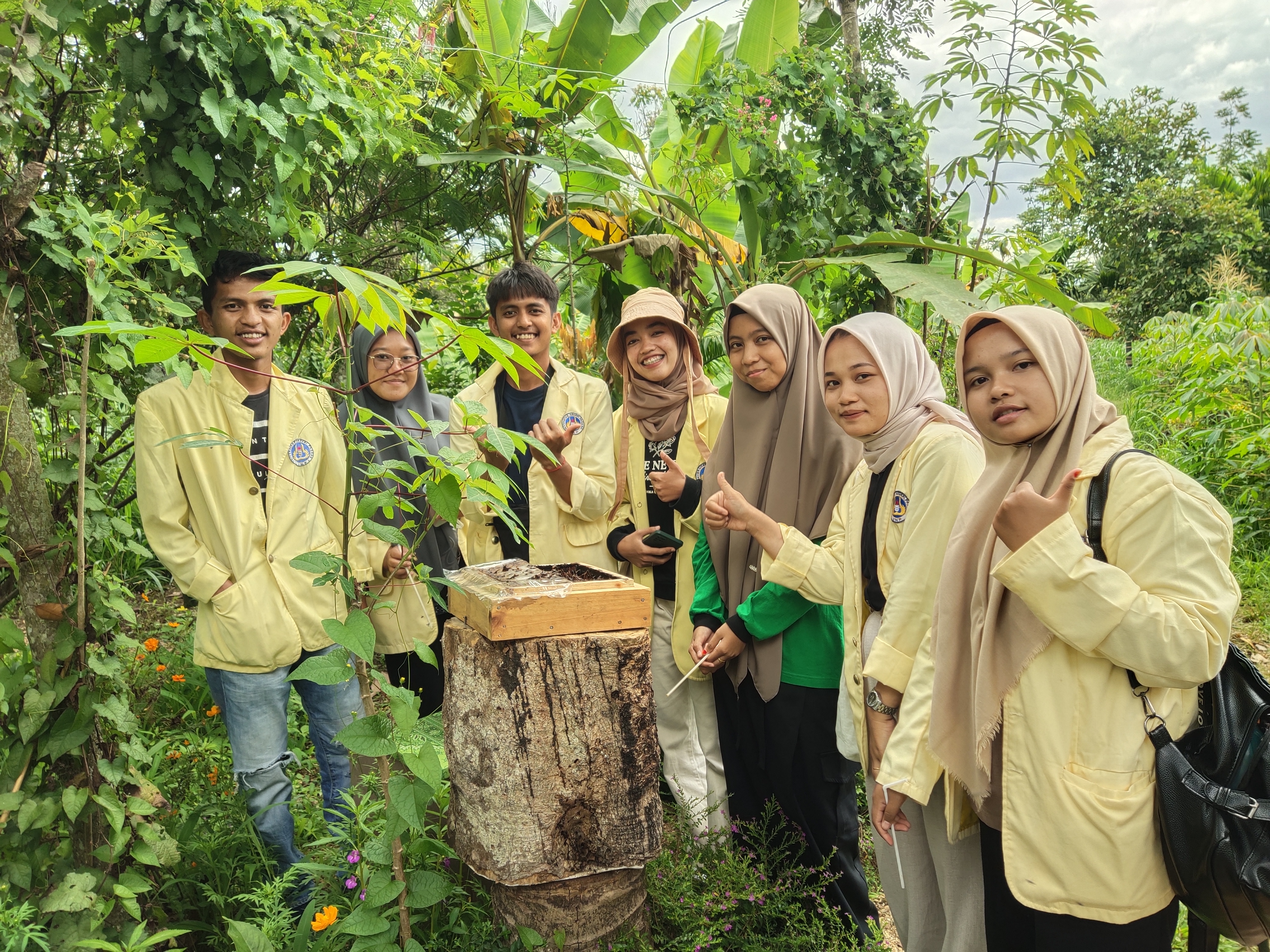 Galo galo paliko dengan Lingkungan alaminya yang masih asri dan jauh dari polusi menjadikannya lokasi
ideal untuk berbagai kegiatan penelitian, terutama di bidang ekologi, biologi, dan lingkungan.
Bagi mahasiswa, Galo-Galo Paliko menawarkan peluang
untuk melakukan penelitian lapangan yang mendalam. Dengan keanekaragaman hayatinya, mahasiswa dapat mempelajari berbagai aspek seperti interaksi ekosistem, konservasi spesies, atau bahkan pengembangan obat herbal dari tumbuhan lokal.
Selain itu, kawasan ini juga menyimpan nilai budaya lokal yang erat kaitannya dengan cara masyarakat sekitar menjaga harmoni dengan alam, memberikan dimensi antropologi yang menarik untuk dieksplorasi.
Fasilitas yang mendukung, seperti aksesibilitas ke lokasi, serta potensi kolaborasi dengan masyarakat dan institusi lokal, membuat Galo-Galo Paliko semakin relevan sebagai destinasi penelitian. Kawasan ini tidak hanya memberikan kesempatan untuk memperdalam ilmu pengetahuan, tetapi juga untuk mengembangkan kesadaran akan pentingnya pelestarian lingkungan.